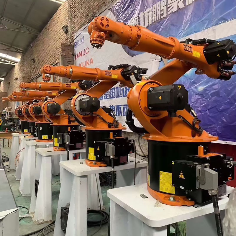Il robot KUKA KR210 è il re dell'all-in-one per la saldatura, la movimentazione e la palettatura.