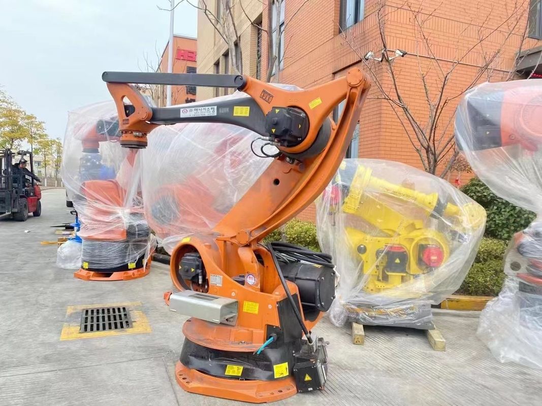 Robot di trasporto con palette di asse di Kuka KR100-2PA quattro con un'apertura delle braccia del carico 500kg di 3200mm
