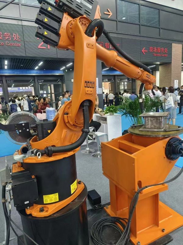 Il KUKA KR 16 L6 è un braccio robotico a basso carico a lungo raggio.