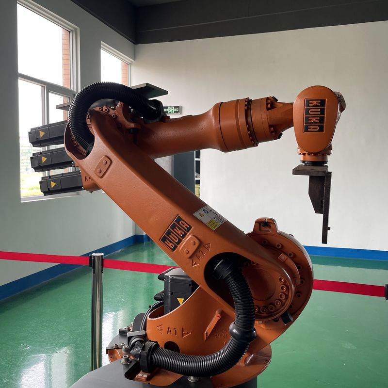 Utilizzati robot KUKA KR16 montaggio a parete 6 asse robot di saldatura ad arco, robot di assemblaggio, robot di saldatura a fascio elettronico