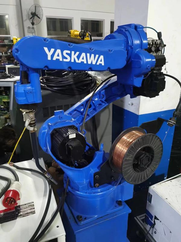 Saldatura industriale MA1400 Yaskawa braccio robotico usato con carico utile di 3 kg con armadio di controllo 6 assi