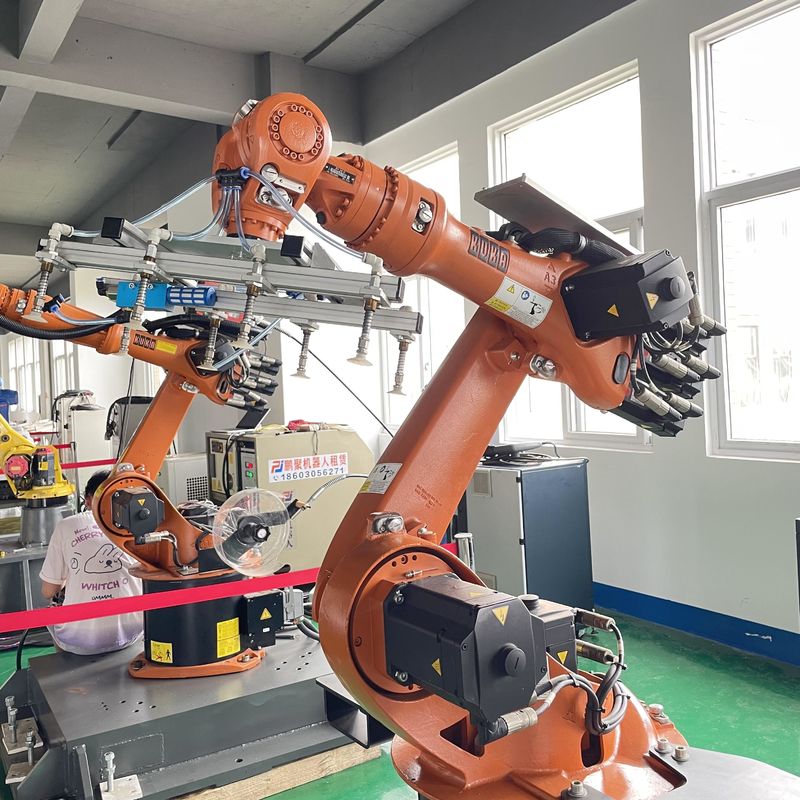 KUKA Kr16 Robot di saldatura ad arco con controllore XP Carico e scarico di parti Manipolazione di parti Braccio del robot industriale