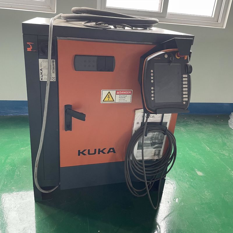 KUKA Kr16 Robot di saldatura ad arco con controllore XP Carico e scarico di parti Manipolazione di parti Braccio del robot industriale