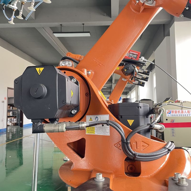 KUKA Kr16 Robot di saldatura ad arco con controllore XP Carico e scarico di parti Manipolazione di parti Braccio del robot industriale