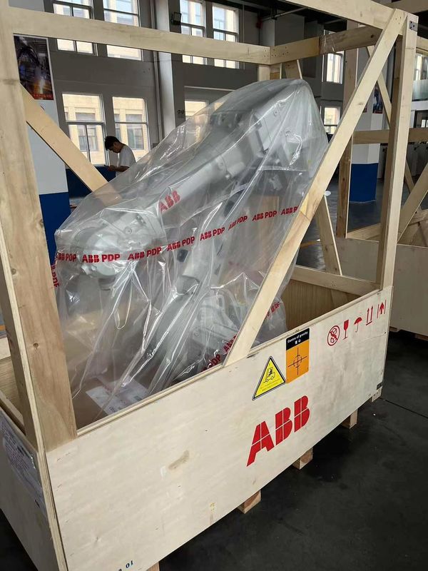 Nuovo ABB IRB 6700-300/2.70, 300 kg carico, portata 2700 mm, saldatura ad arco, montaggio, carico e scarico di parti, istruzione