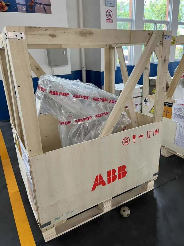 NEW ABB IRB 2600 M2004 20/12 -1.65/1.85 20 kg Saldatura ad arco, pressatura, carico e scarico di parti, lavorazione