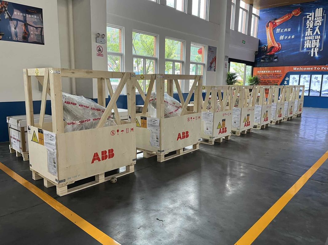 NEW ABB IRB 2600 M2004 20/12 -1.65/1.85 20 kg Saldatura ad arco, pressatura, carico e scarico di parti, lavorazione