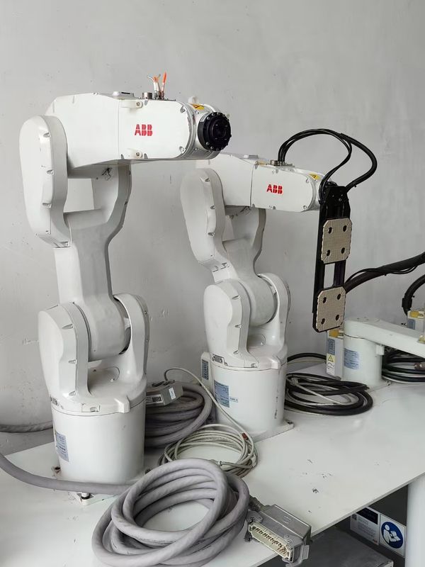 Robot di caricamento 380V con portata di lavoro di 1611 mm progettato per migliorare l'efficienza di caricamento nei centri di produzione e distribuzione