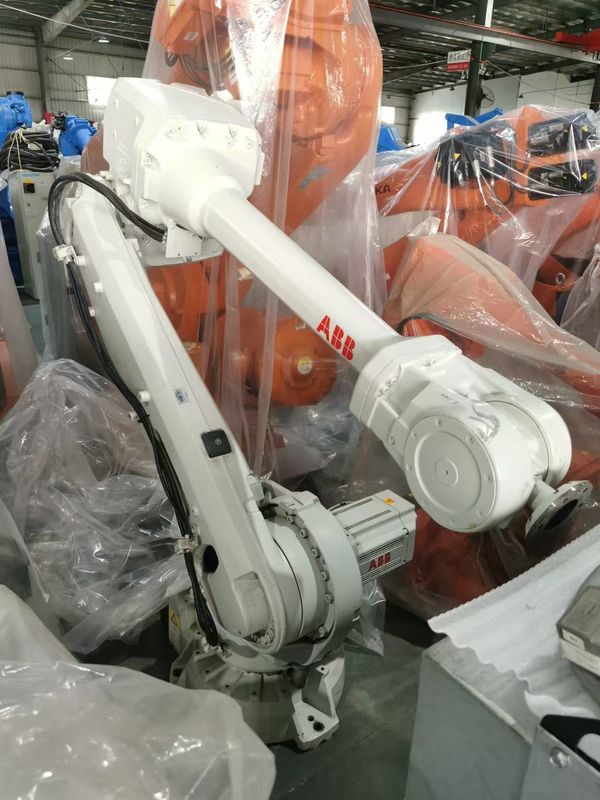 ABB IRB 4600-40/2.55 Braccio robotico a 6 assi per la distribuzione di assemblaggi di produzione additiva e più carico utile da 40 kg e portata di 2550 mm