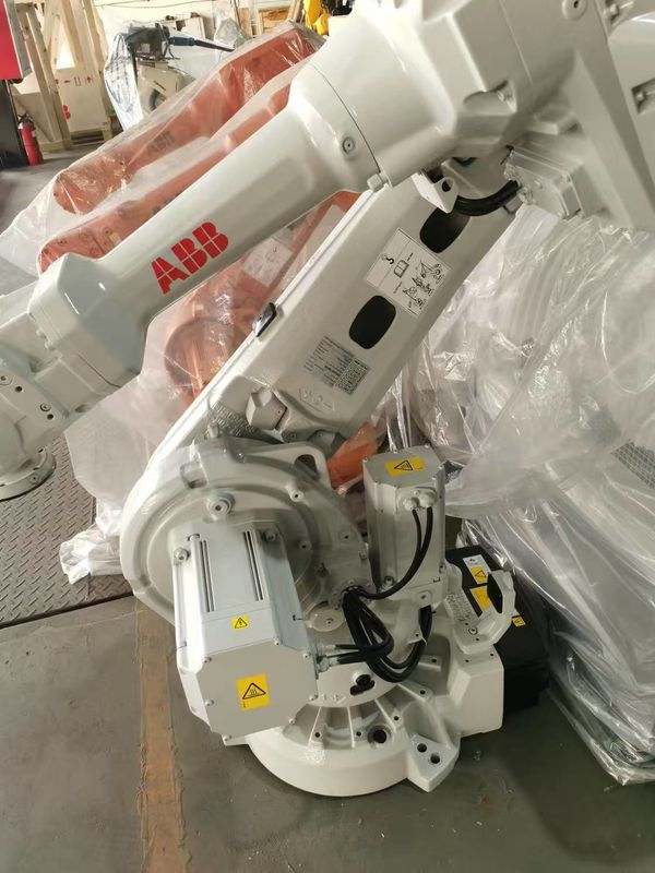 Robot industriale, robot di pallettizzazione alimentato dal sistema C2, progettato per tempi di ciclo rapidi e operatività nella movimentazione dei materiali
