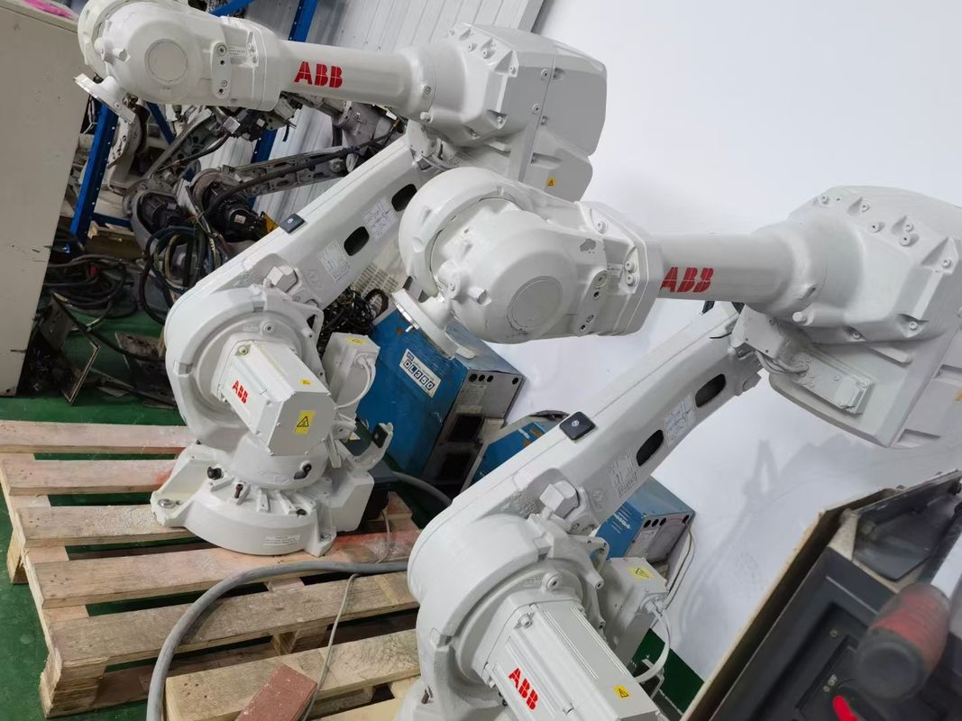 Ripetibilità ± 0,06 mm robot di saldatura 380V alimentazione fornendo saldatura coerente in varie applicazioni di fabbricazione di metalli