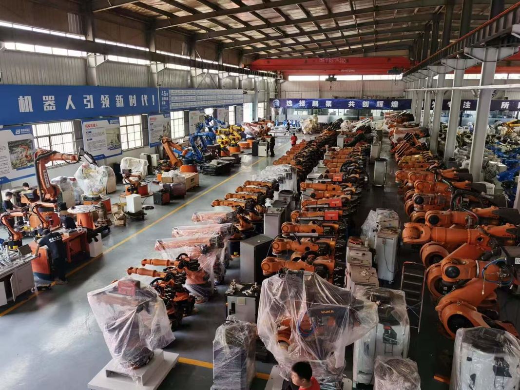 1130 Kg Massa del robot Braccio robotico utilizzato 6 assi Controller C4 Ideale per linee di produzione automatizzate e compiti di assemblaggio complessi