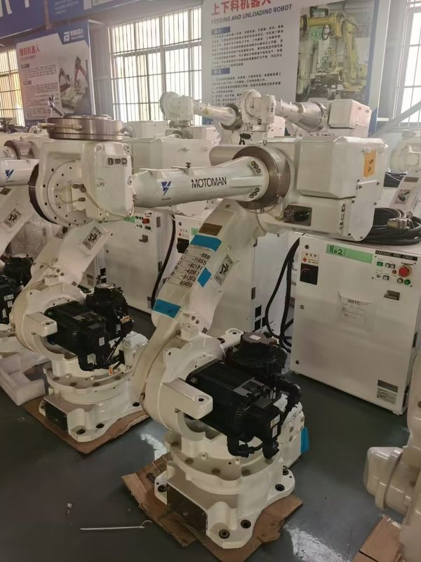 Braccio robotico usato arancione con controller C4 e gamma di lavoro 1904 mm progettato per prestazioni in robotica industriale