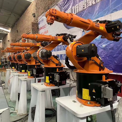 Il robot KUKA KR210 è il re dell'all-in-one per la saldatura, la movimentazione e la palettatura.