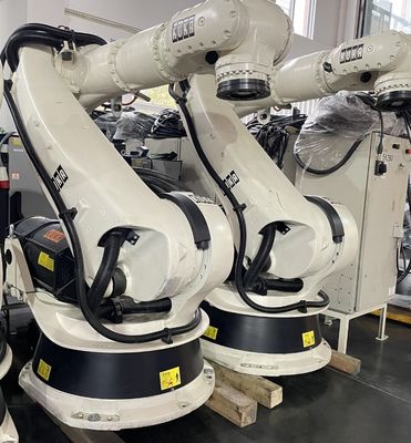 L'industriale del montaggio del pavimento ha utilizzato i robot KR150-2 2000 di Kuka