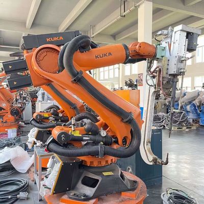 Un braccio robot utilizzato industriale KUKA KR210 di 6 assi per il trasporto con palette di saldatura
