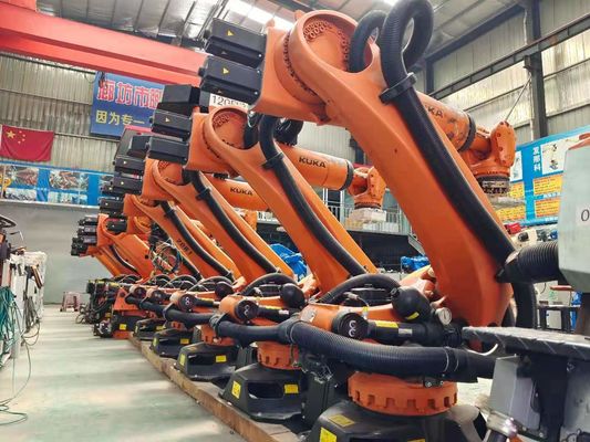 KUKA ha utilizzato il Governo di controllo robot del braccio KR210 C4 che tratta impilando il carico timbrando la scultura