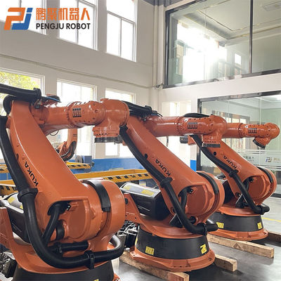 Uso del braccio di palletizzazione del robot Kuka per la movimentazione dei benefici