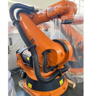Un braccio robot utilizzato industriale KUKA KR200 di 6 assi che trasporta trattando robot