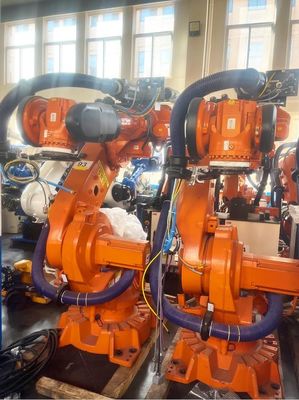 Robot utilizzati 6640-235/2.55 di ABB per saldatura a punti che tratta trasporto con palette