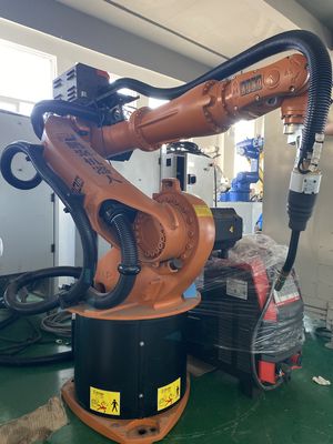 Un robot industriale tagliente KR16L6 dello strumento KUKA per saldatura automatica