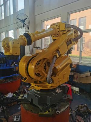 Robot di movimentazione dei paletti per magazzini, caricamento e scarico del braccio del robot per la macchina a foratura